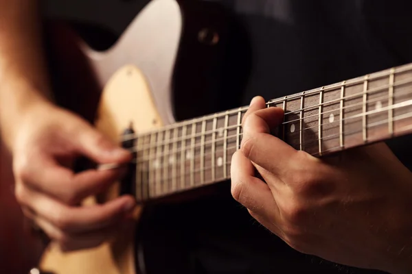 Ung musiker som spiller akustisk gitar – stockfoto