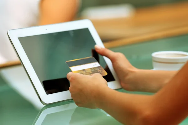 Frauenhände halten Kreditkarte mit digitalem Tablet — Stockfoto