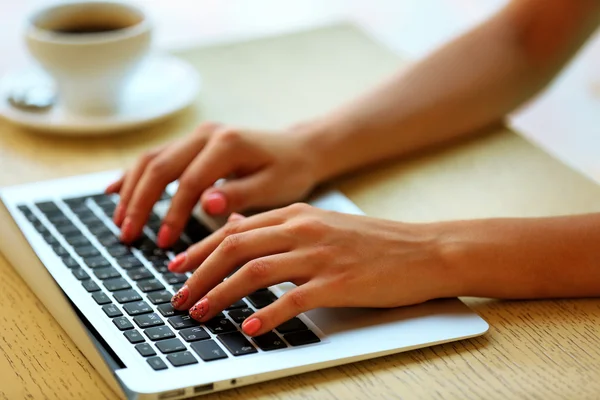 Ženské ruce pracují na notebooku na stole zblízka — Stock fotografie