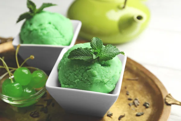 Helado de té verde casero sobre fondo de madera claro —  Fotos de Stock