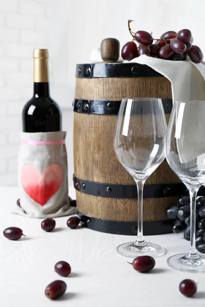 Vackra Stilleben med vin och druvmust på bord — Stockfoto