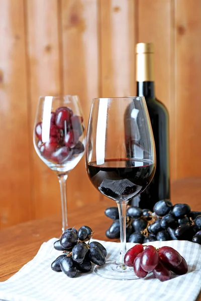 Mooi stilleven met wijn en druivenmost op houten tafel — Stockfoto