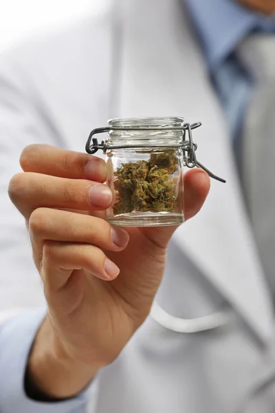 Médico con cannabis medicinal — Foto de Stock