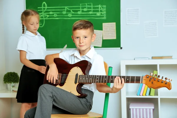 Aranyos tanulók birtoklás énekóra — Stock Fotó