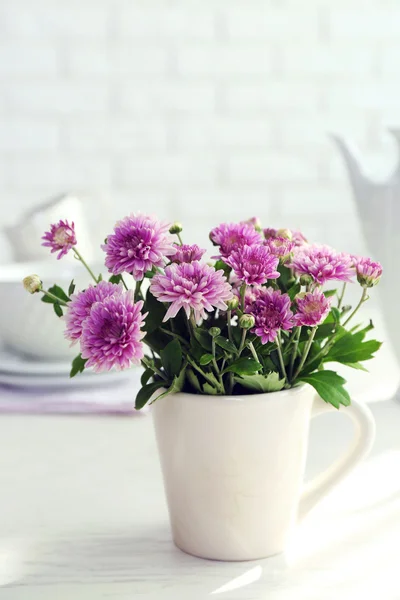 美丽的花朵装饰花瓶 — 图库照片