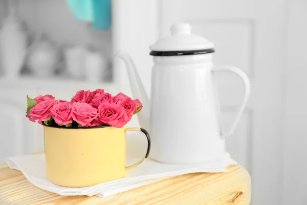 Lindas flores em vaso decorativo — Fotografia de Stock