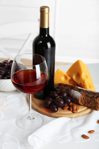 Aantal producten met een fles wijn — Stockfoto