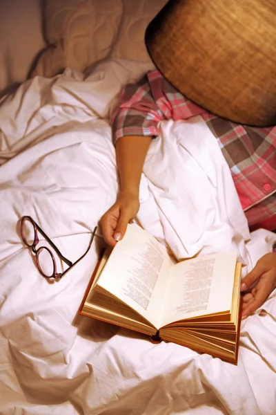 Kobieta czytania książki w bad — Zdjęcie stockowe