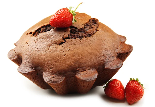 Lekkere chocolade muffin met aardbeien — Stockfoto