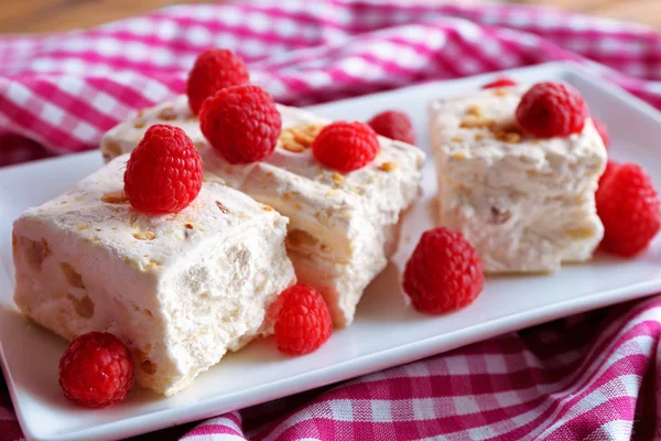 Turrón dulce con frutos secos y frambuesas — Foto de Stock