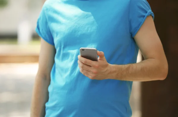 Mann hält Smartphone in der Hand — Stockfoto