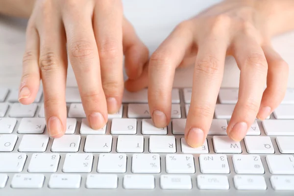 Manos femeninas escribiendo en el teclado — Foto de Stock