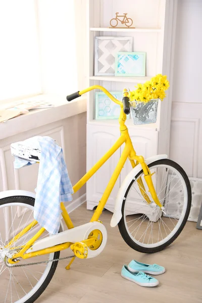 Bicicleta retro amarilla en habitación luminosa — Foto de Stock