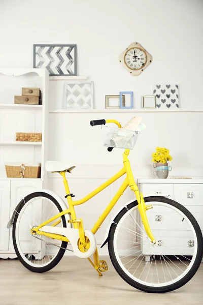 Yellow retro bicycle in bright room — Stock Photo, Image