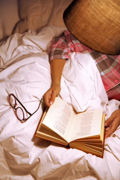 Vrouw leesboek in slecht Rechtenvrije Stockfoto's