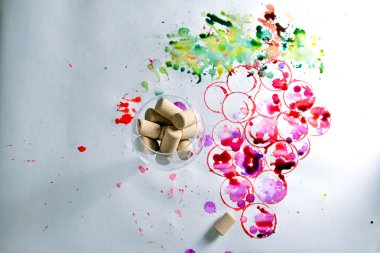 Bardağı dolu mantarlar ve üzüm şarap ve suluboya kağıdı arka plan üzerinde boyalı