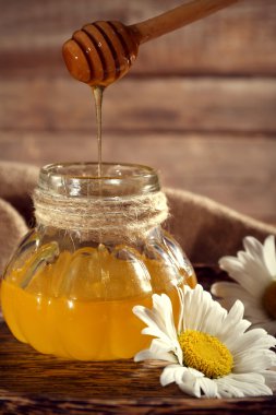 Tepsi ahşap zemin üzerine Sivas'tan üzerinde papatya ile tencerede ahşap Kepçe üzerinden dökülen tatlım