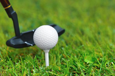 golf topları ve sürücü yeşil çim zemin üzerine