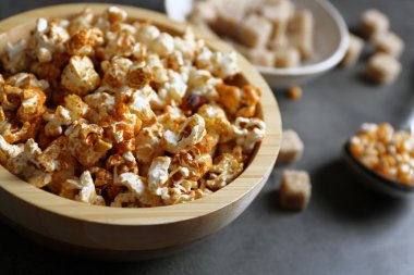 Koyu arka plan üzerinde tatlı patlamış mısır