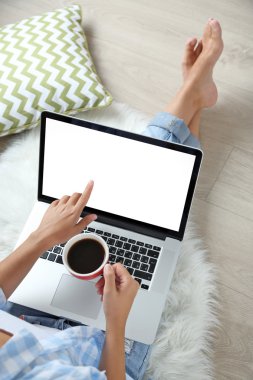 Evde dizüstü bilgisayarla çalışan bir kadın.