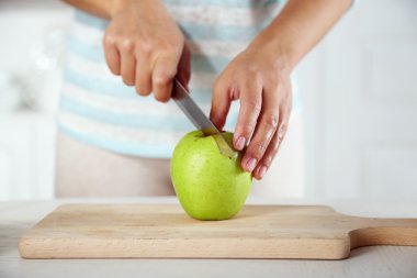 Elma pasta için dilimleme eller
