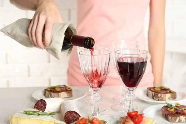 Mulher derramando vinho em vidro — Fotografia de Stock