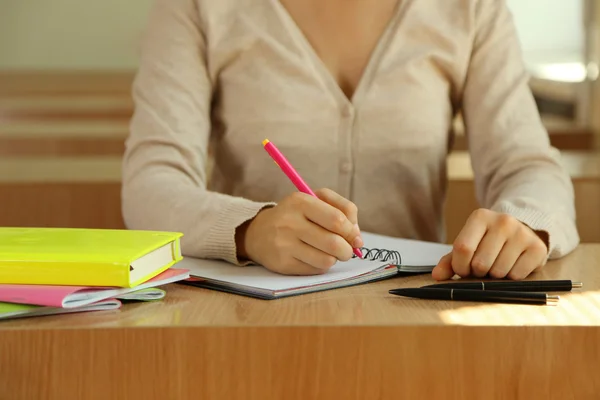 Femme écriture à la main dans un carnet — Photo