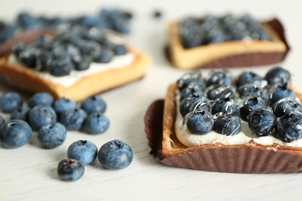 Tartas de arándanos frescos gourmet en la mesa — Foto de Stock