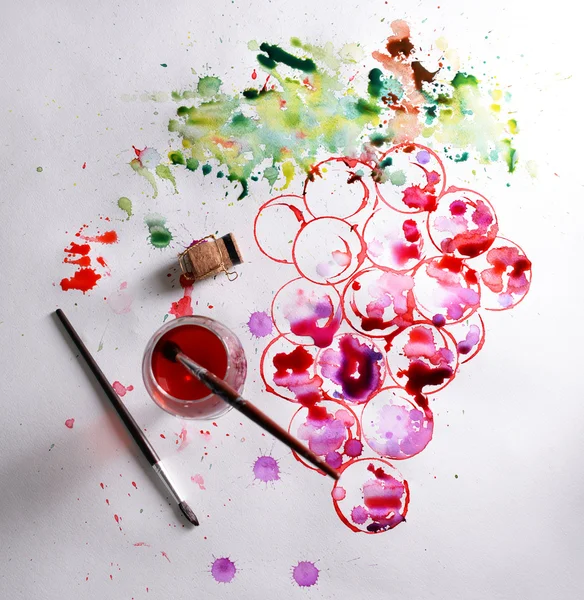 Uvas pintadas con vino, corcho y pinturas sobre fondo de papel — Foto de Stock