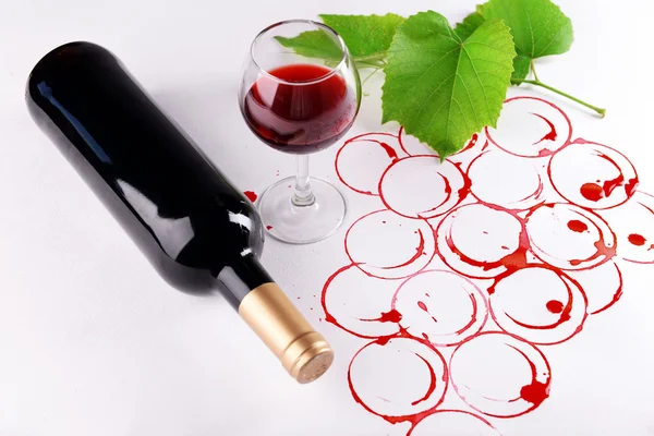 Uvas elaboradas con corcho y copa de vino y botella de vino aisladas sobre blanco — Foto de Stock