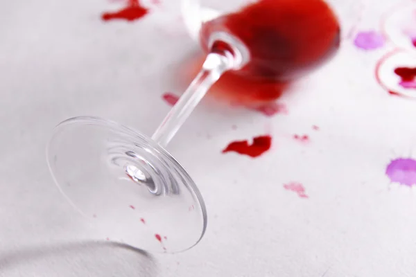 Vinglas utspillt vin med akvareller fläckar på papper bakgrund — Stockfoto