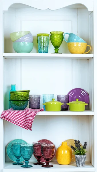 Tiszta poharak, tányérok és evőeszközök — Stock Fotó