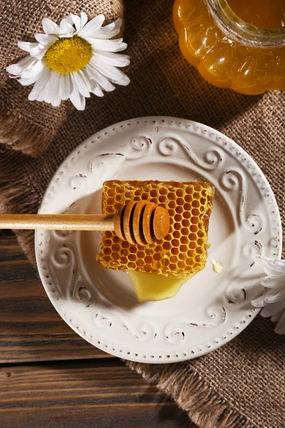 Productos de miel sobre fondo de madera — Foto de Stock