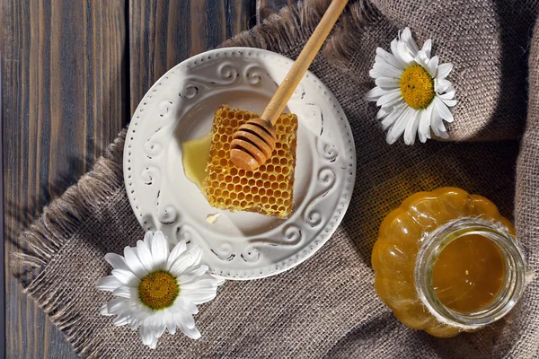 Produtos de mel em fundo de madeira — Fotografia de Stock