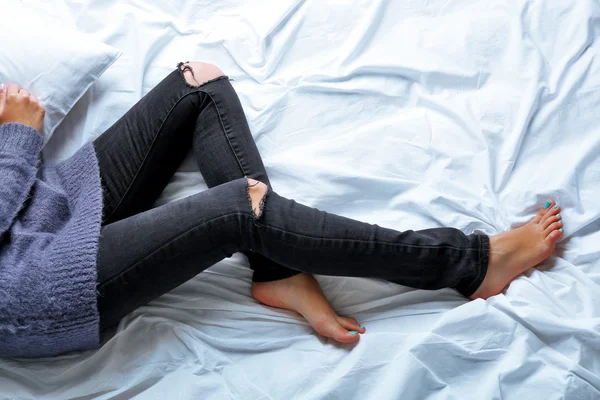 Mujer en jeans negros — Foto de Stock