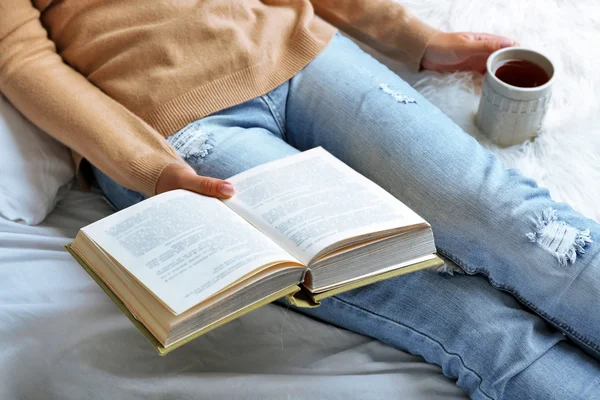 Mulher na cama com livro velho e xícara de café, ponto de vista superior — Fotografia de Stock