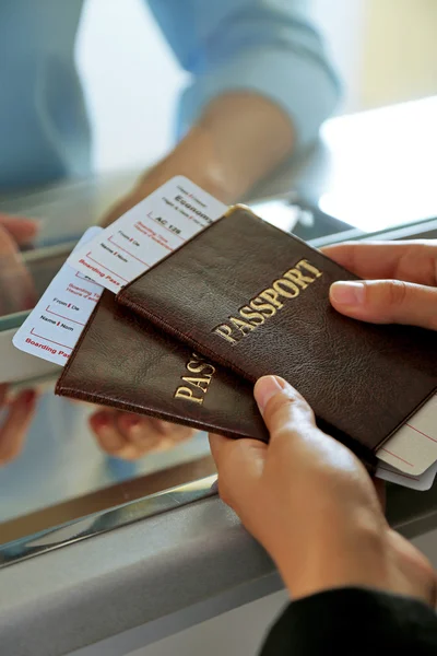 Donna che compra biglietti con passaporti al botteghino — Foto Stock