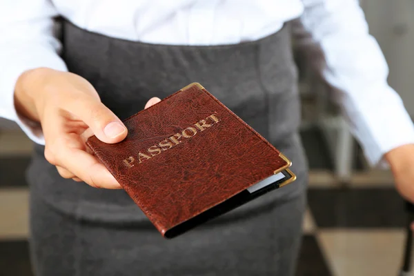 Женщина держит паспорт крупным планом — стоковое фото