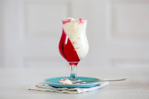 Sabrosos postres de jalea con crema sobre fondo claro — Foto de Stock