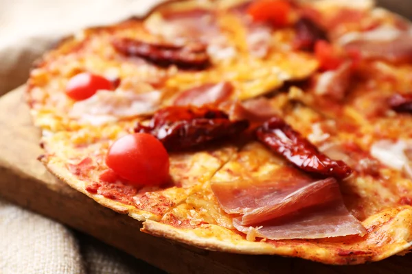 Pizza em placa de corte close-up — Fotografia de Stock