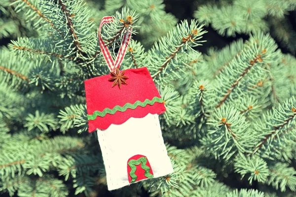 Juguete de Navidad en rama de abeto, al aire libre — Foto de Stock