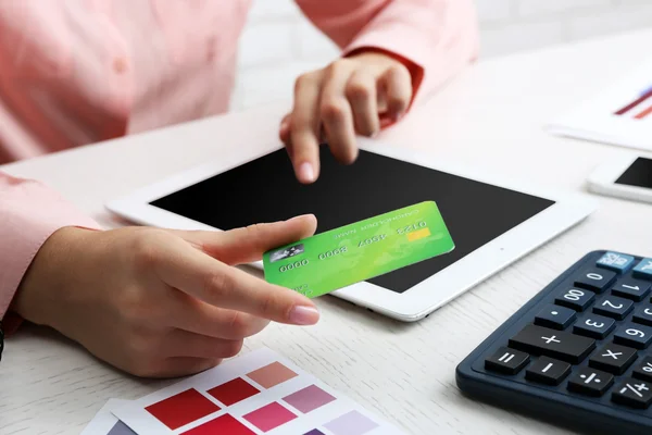 互联网购物的概念: 数字平板和信用卡的双手 — 图库照片