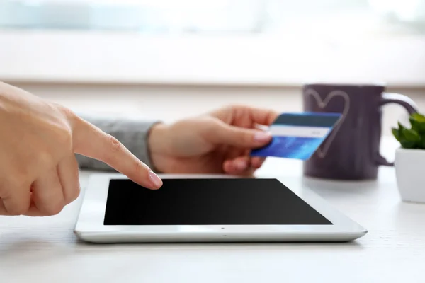 Concetto per lo shopping su Internet: mani con tablet digitale e carta di credito — Foto Stock