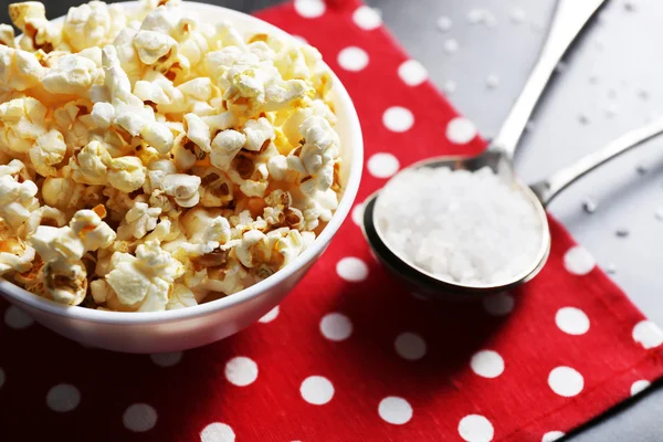 Gesalzenes Popcorn in Schüssel auf Serviette — Stockfoto