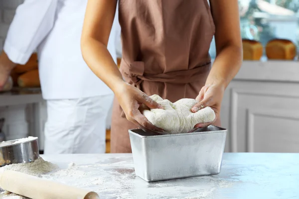 Vydělávání těsta ženskými rukami v pekárně — Stock fotografie