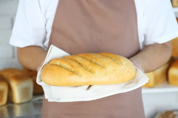 Baker revisando pan recién horneado — Foto de Stock