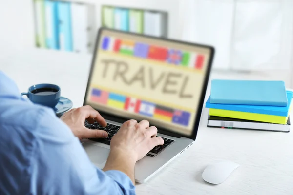 Homem trabalhando com laptop no escritório — Fotografia de Stock