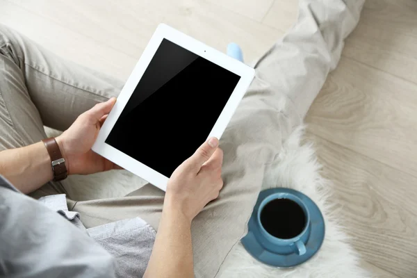 Homem trabalhando com tablet digital em casa — Fotografia de Stock