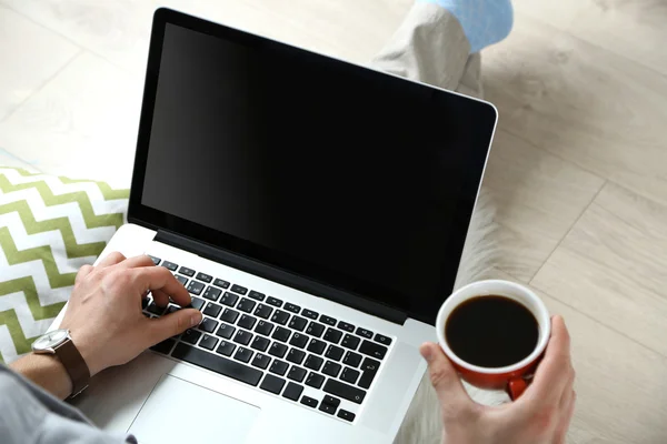 Homem trabalhando com laptop em casa — Fotografia de Stock