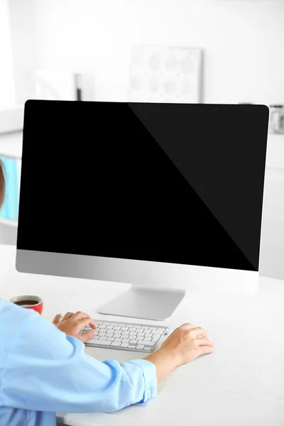Женщина работает с компьютером в офисе — стоковое фото